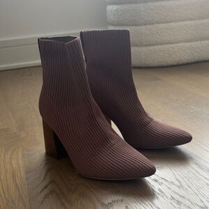 Chic Ribbed Brown Heeled Boots